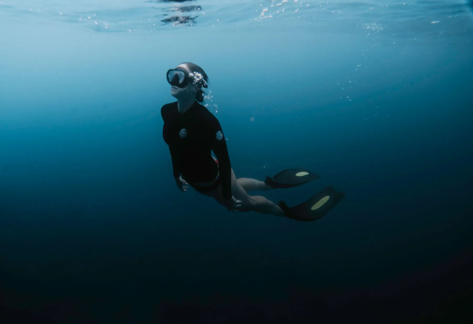 Snorkelaar met masker, snorkel en vinnen onder water